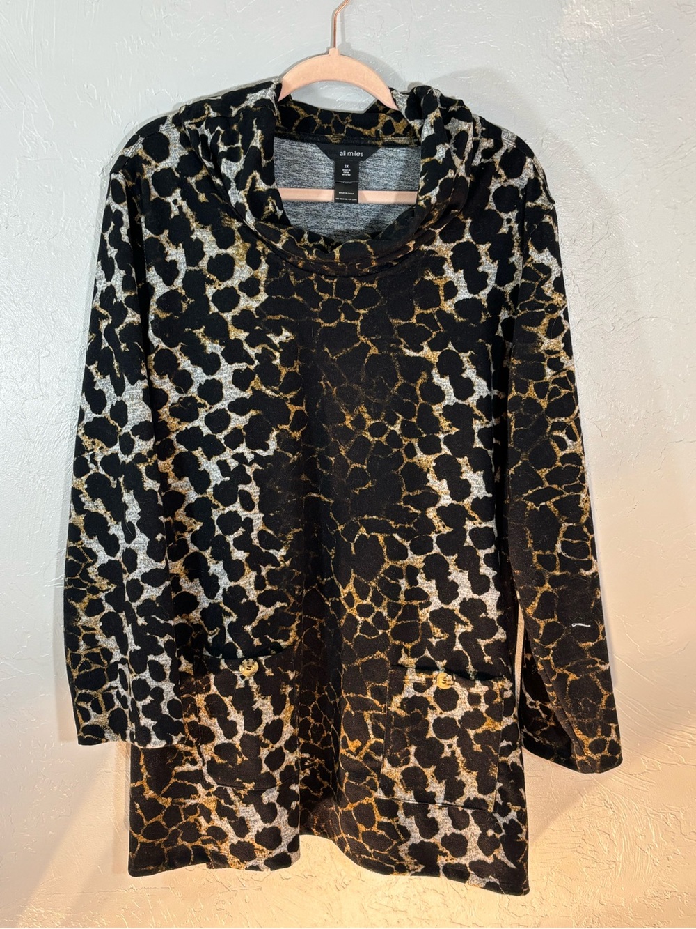 Ali Miles Black and Gold Animal Print Tunic. New no tag.